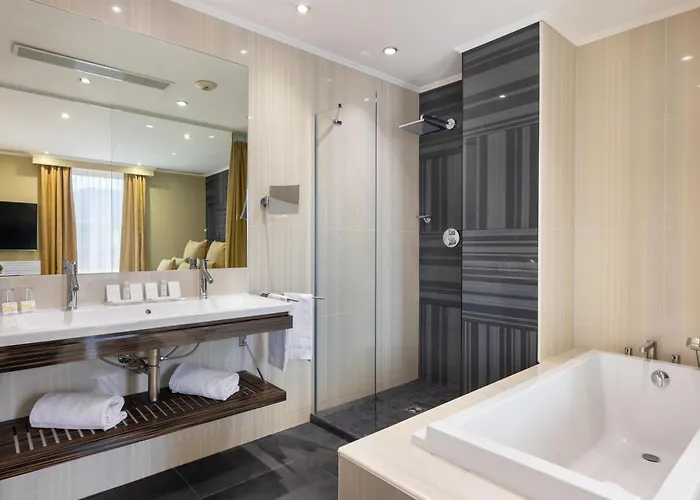 Western Massena Hotel 4*